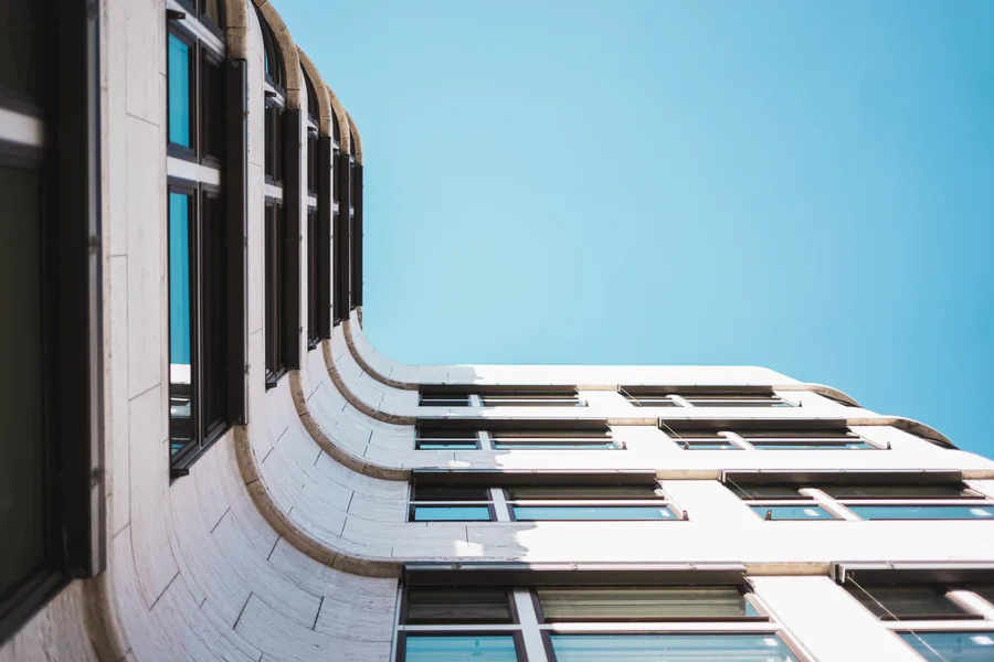 Moderne Wohnarchitektur mit großen Fenstern